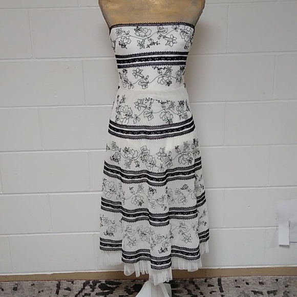 BCBGMaxAzria Classic, Embroidered beaded lace net sleeveless cocktail dress - Picture 1 of 15